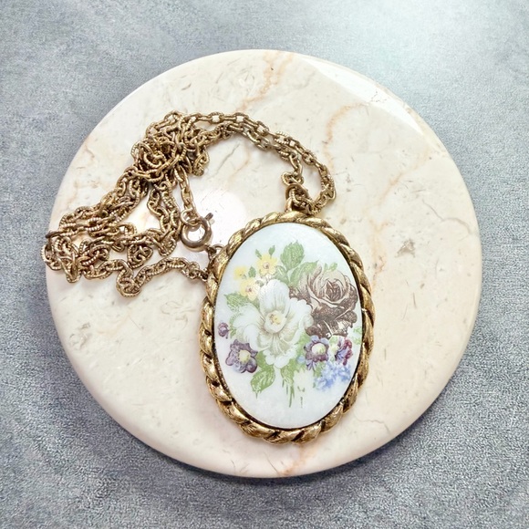 Jewelry - Vintage Victorian Style Floral Cameo Gold Tone Porcelain Pendant Chain Necklace